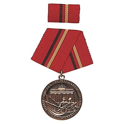 Medaillen mit Auszeichnung für 'VERDIENSTE D.KAMPFGR.' BRONZE