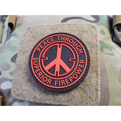 Patch PEACE THROUGH SUPERIOR FIREPOWER Kunststofft Velcro SCHWARZ/ROT