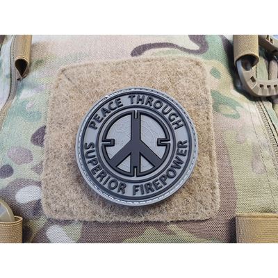 Patch PEACE THROUGH SUPERIOR FIREPOWER Kunststofft Velcro GRAU